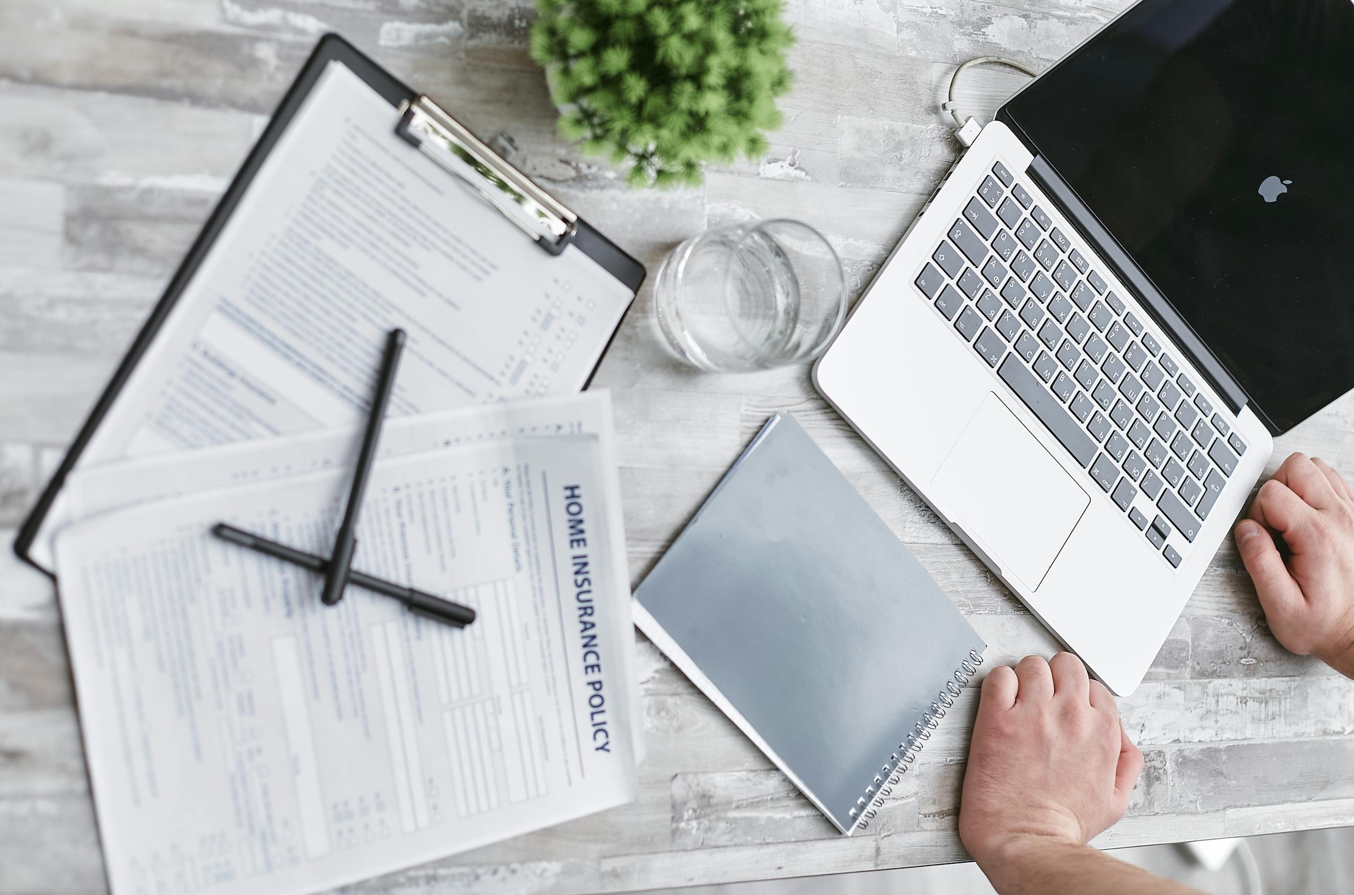 Documents de contrat mutuelle santé et calcul de remboursement pour appareil auditif