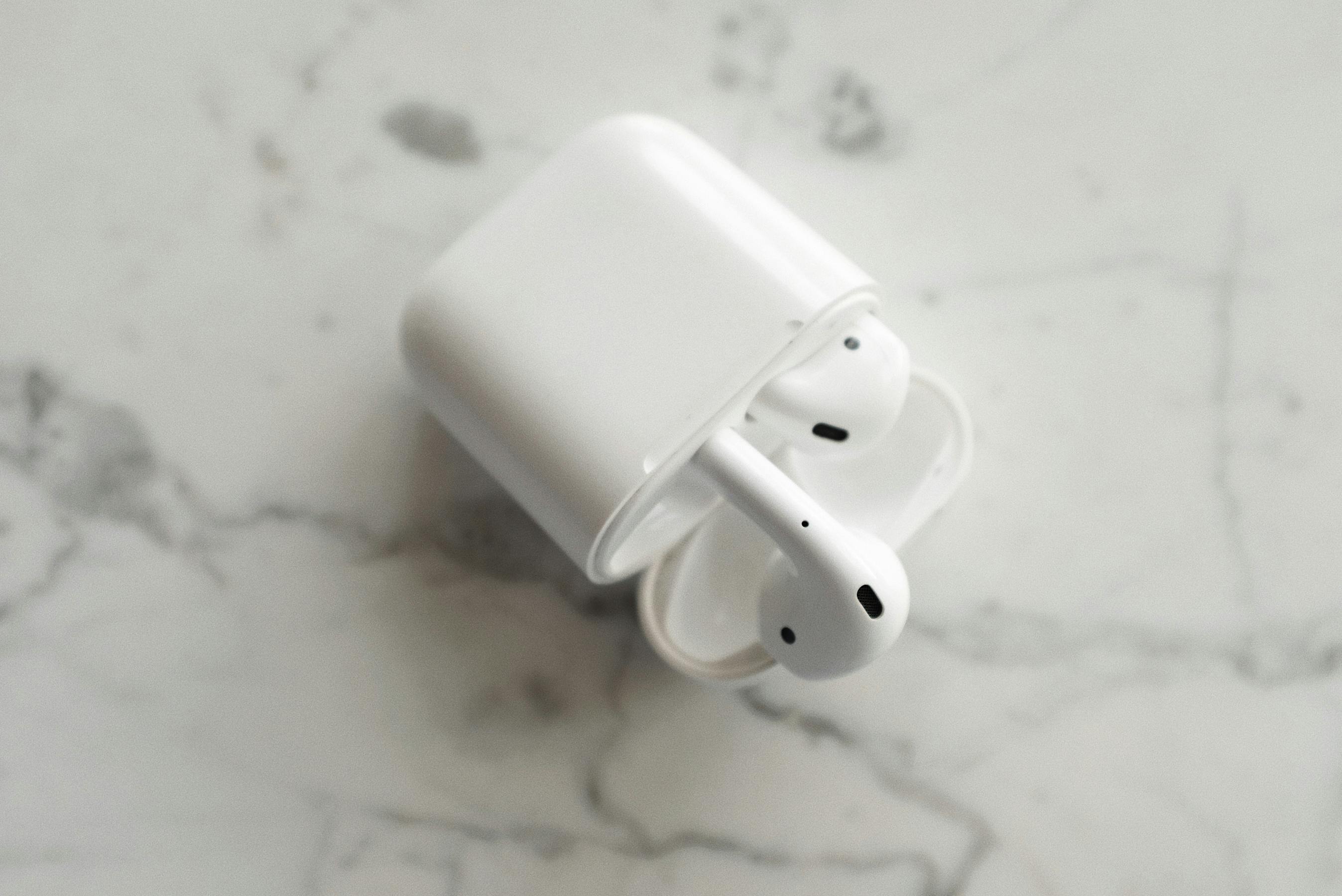 Dispositif audio rechargeable dans son boîtier de charge, illustrant la technologie sans piles