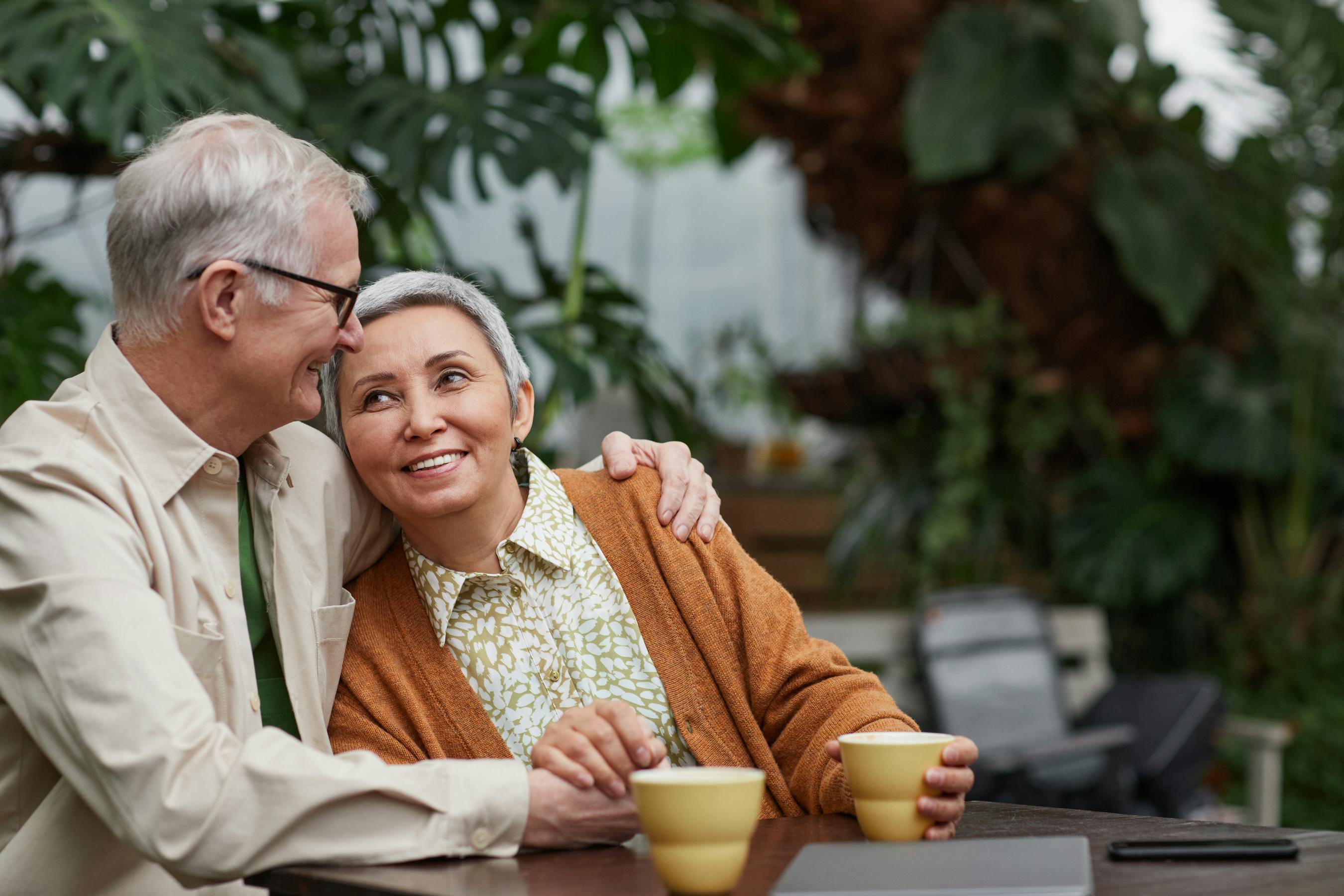 Couple de seniors souriant et profitant de moments partagés grâce au dispositif 100% Santé